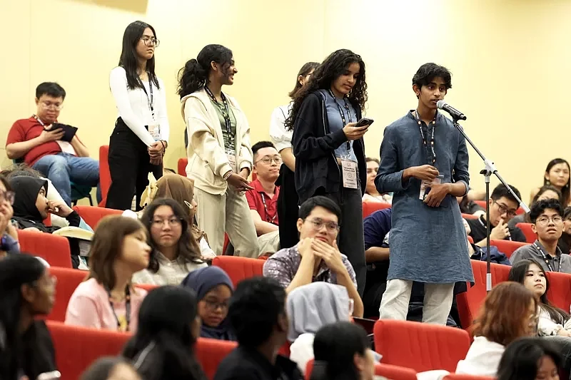 Students ask questions to SM Lee at the HarmonyWorks! Conference. Photo courtesy: X/@leehsienloong