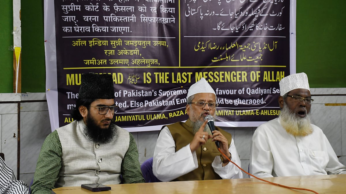 Muslim scholars during the press conference regarding recent judgment of Pakistan’s Supreme Court on Ahmadiyyas, at Mumbai Marathi Patrakar Sangh in Mumbai. | Salman Ansari