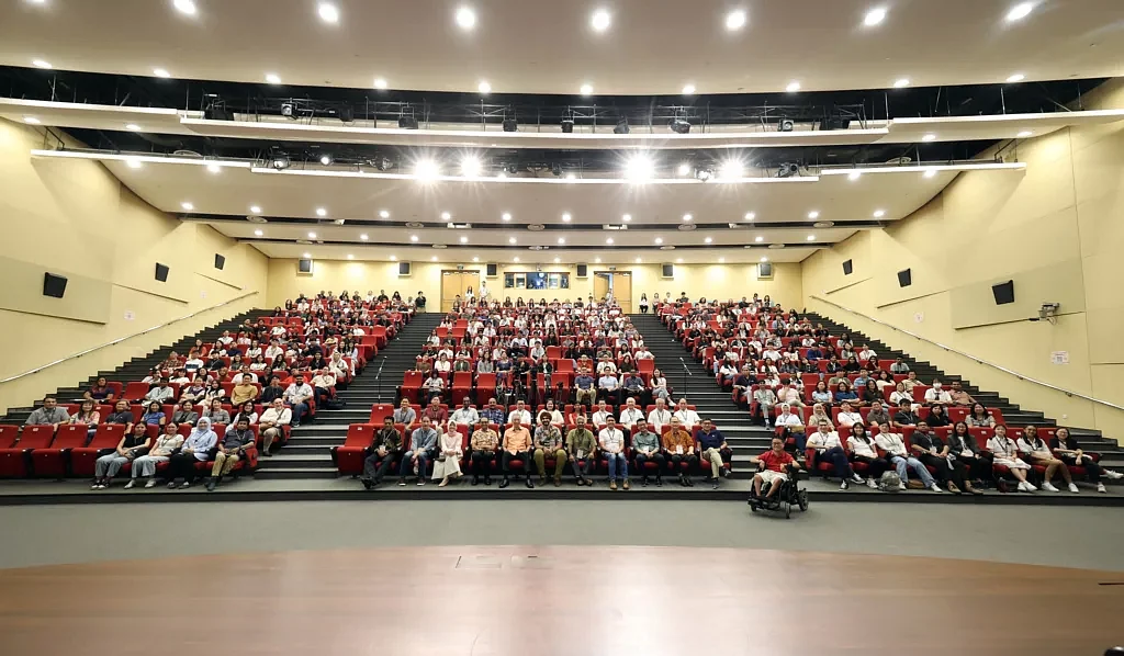 The student audience at the HarmonyWorks! session featuring Singapore SM Lee Hsien Loong. Photo courtesy: Facebook Lee Hsien Loong