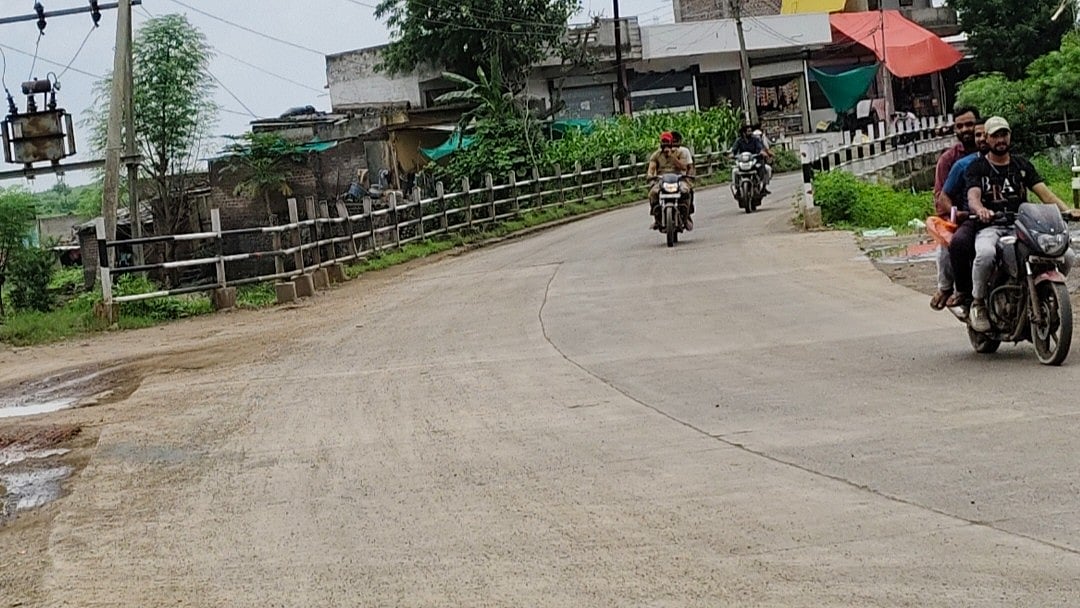 The culvert near Khedaapati temple on Mangod-Amjhera road without any signboard on either side | 