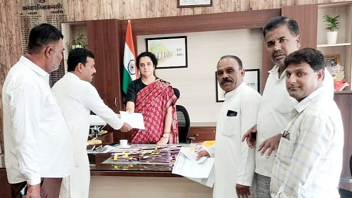 Congress delegation submitting memorandum to the collector |