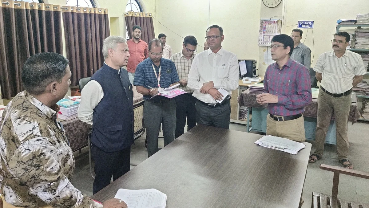 Indore divisional commissioner Deepak Singh gives instructions to officials |