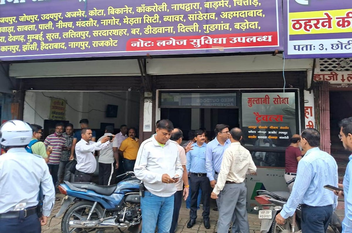 A joint team led by SDM Ghanshyam Dhangar sealed offices of travel agencies on Thursday morning |