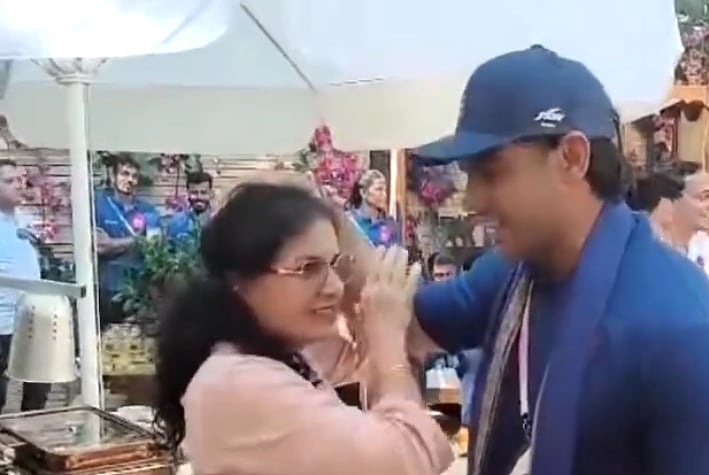 Manu Bhaker's Mother & Neeraj Chopra. | (Credits: Twitter)