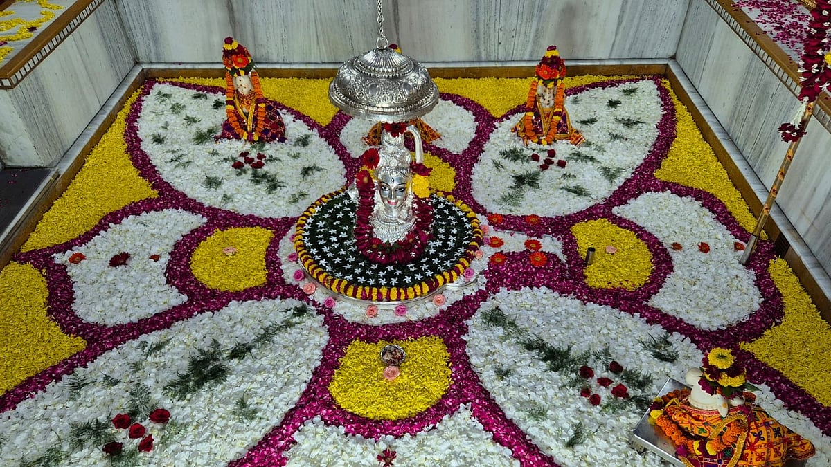 Shravan 2024: Devotees Throng Shiva Temples Across Indore | FP Photo 