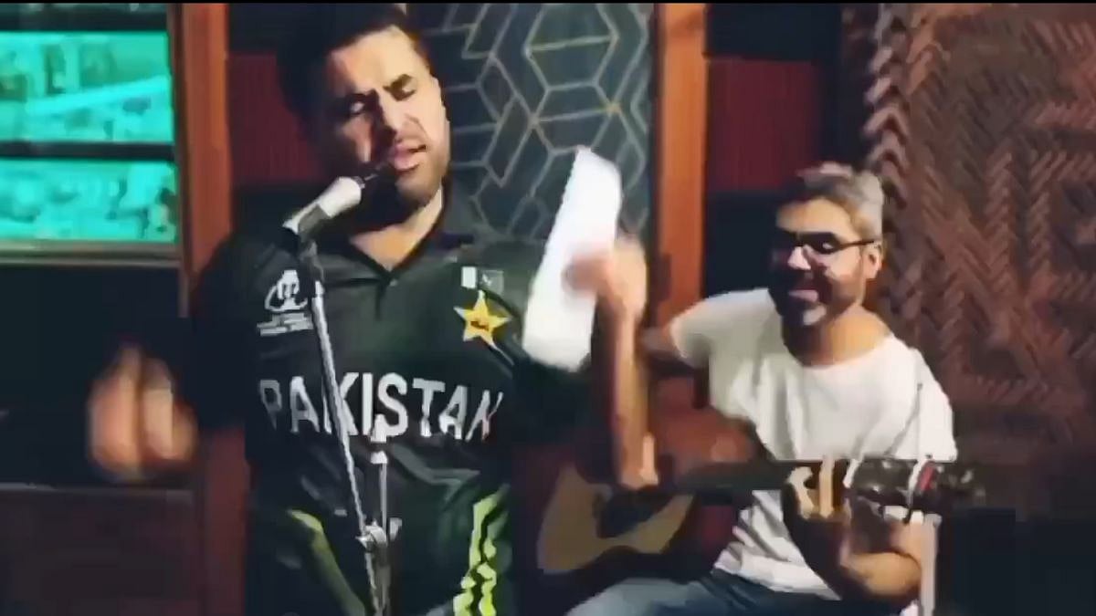 Bill Bill Pakistan Song by YouTuber Aun Ali Khosa | YouTube
