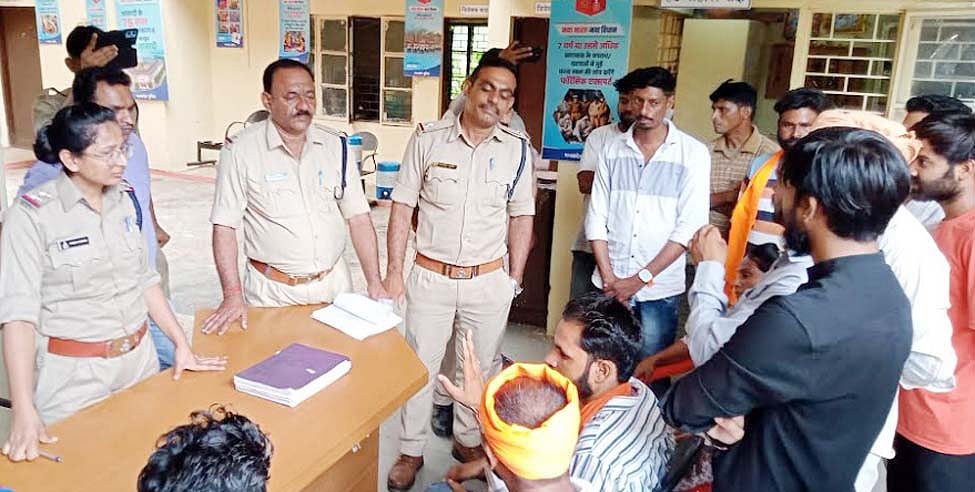Members of Hindu organisations present at Jhabua police station, demanding justice for victim | FP Photo