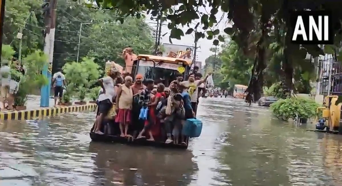 Residents and stranded people evacuated on bulldozer |