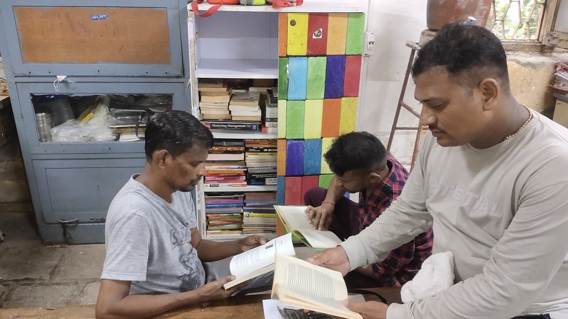 Reading exercised inside In Sawantwadi the Barrister Nath Pai memorial community library