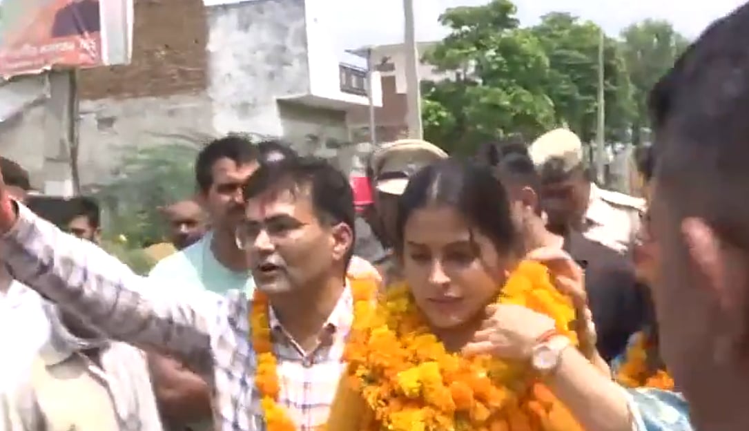 Manu Bhaker was showered with garlands and gifts. | (Credits: Twitter)