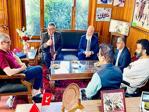 Former Jammu and Kashmir chief minister Omar Abdullah (extreme left) meeting US diplomats. | X