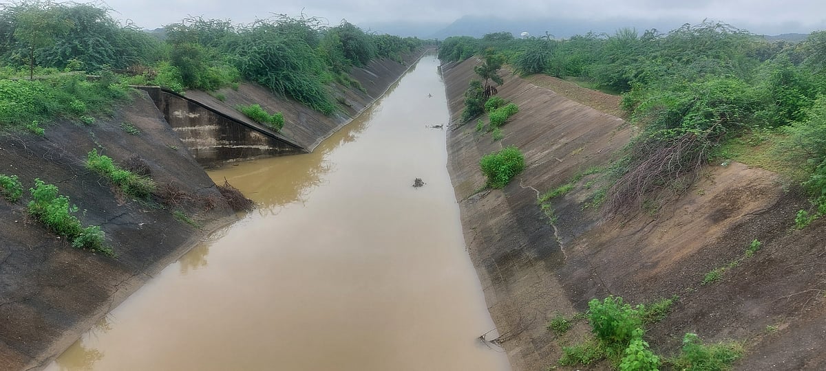Dilapidated canal flooding farmlands, farmers in trouble |