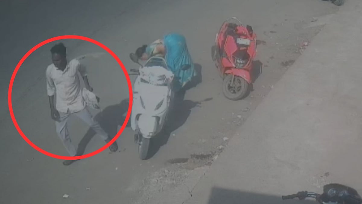 Pune Crime: Thief Steals ₹4.95 Lakh Worth Of Gold Jewellery As Elderly Couple Stops For Vada Pav; Incident Caught On CCTV | Video Screengrab