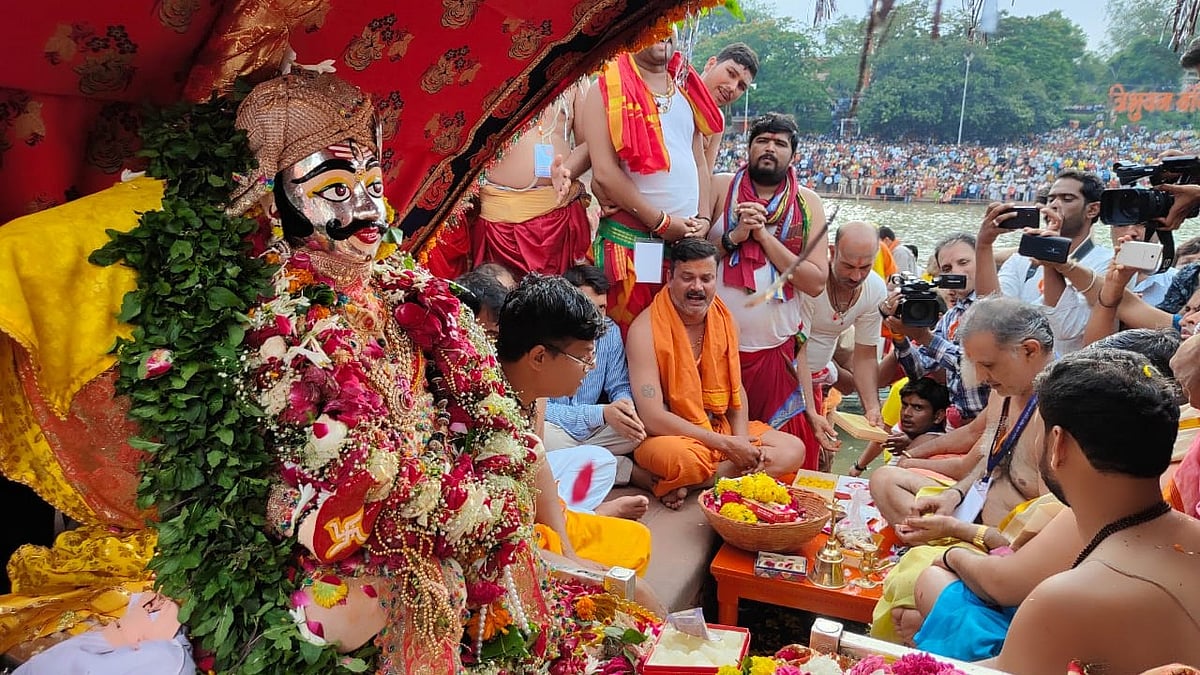 Priests worship Lord Mahakalís replica at Ram Ghat on the occasion of second Shravan month procession in Ujjain on Monday. | FP PHOTO