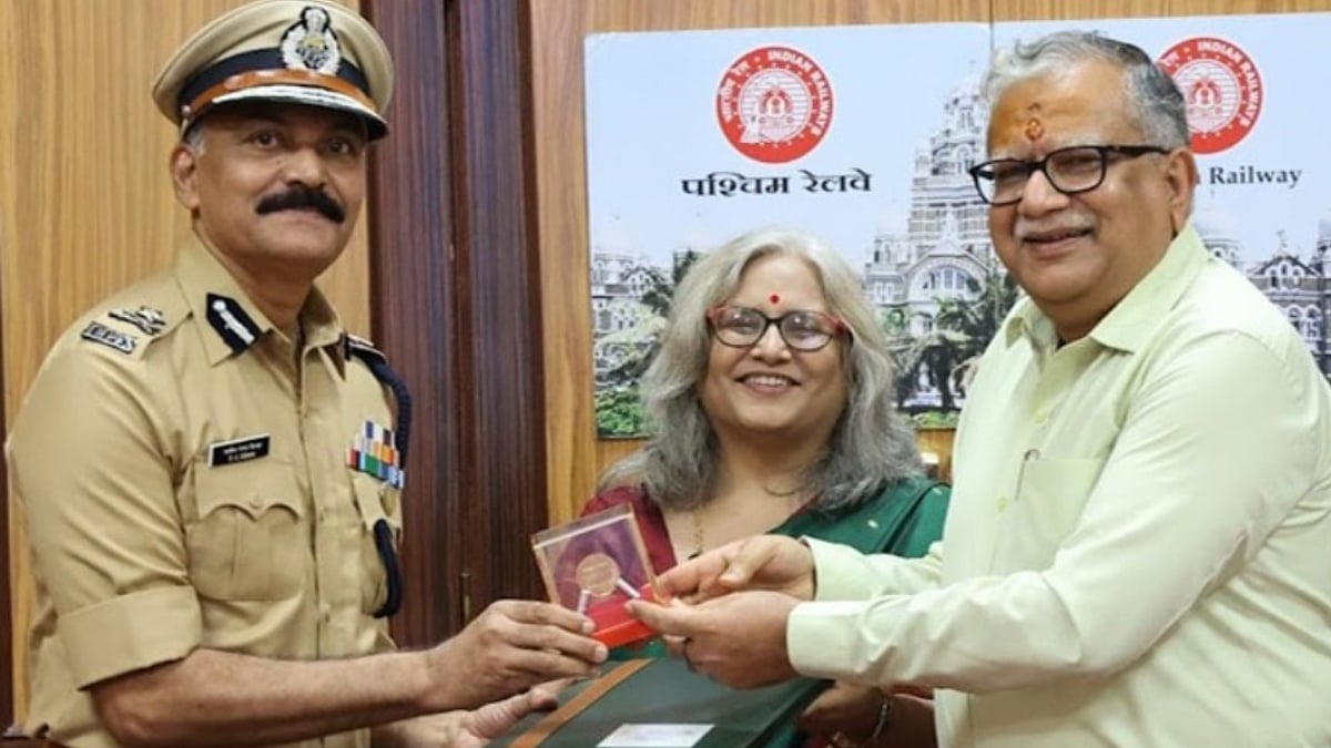 Ashok Kumar Misra, General Manager of Western Railway along with Smt. Manjula Saxena, Principal Chief Personnel Officer is seen presenting a memento to Shri Praveen Chandra Sinha, Principal Chief Security Commissioner of WR at the retirement function held at HQ. | 