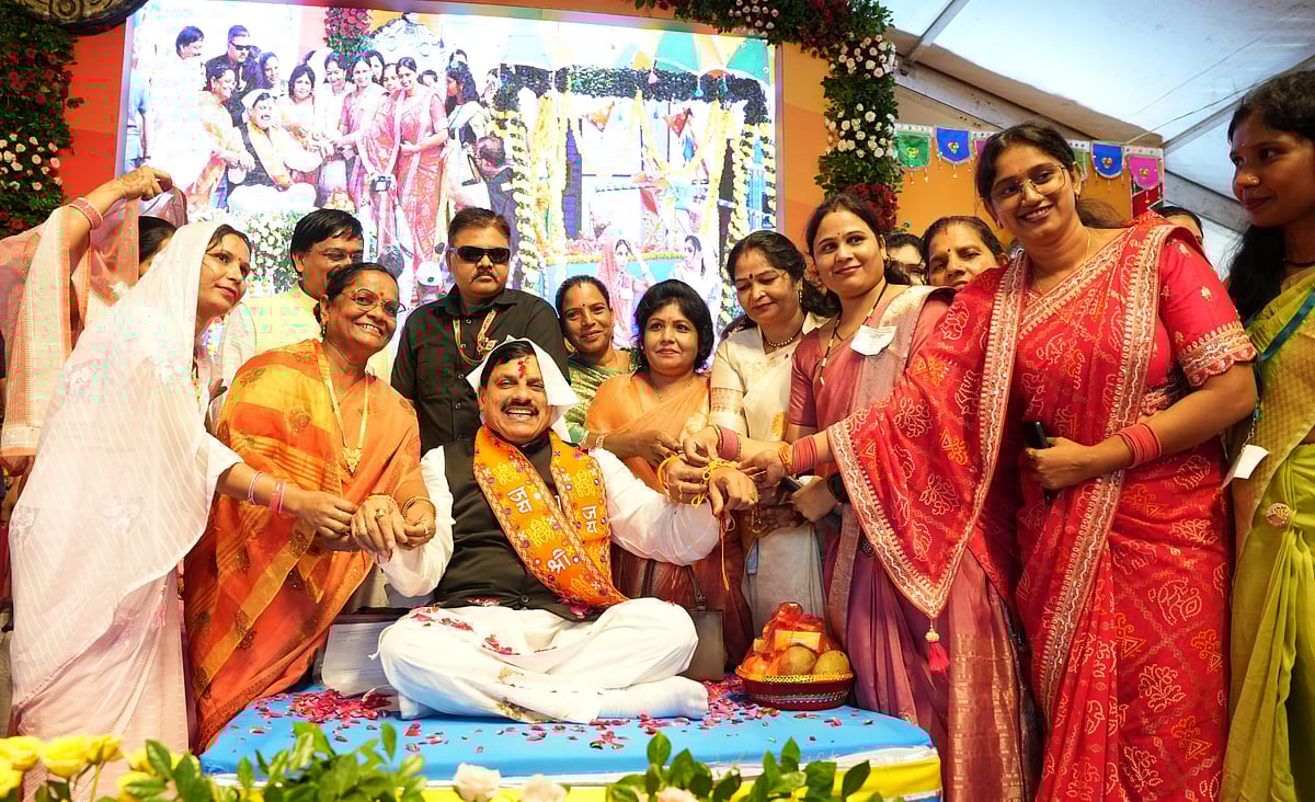 Dear sisters tied Rakhi to Chief Minister Dr. Mohan Yadav in the Shravan festival organized at Jabera in Damoh district |