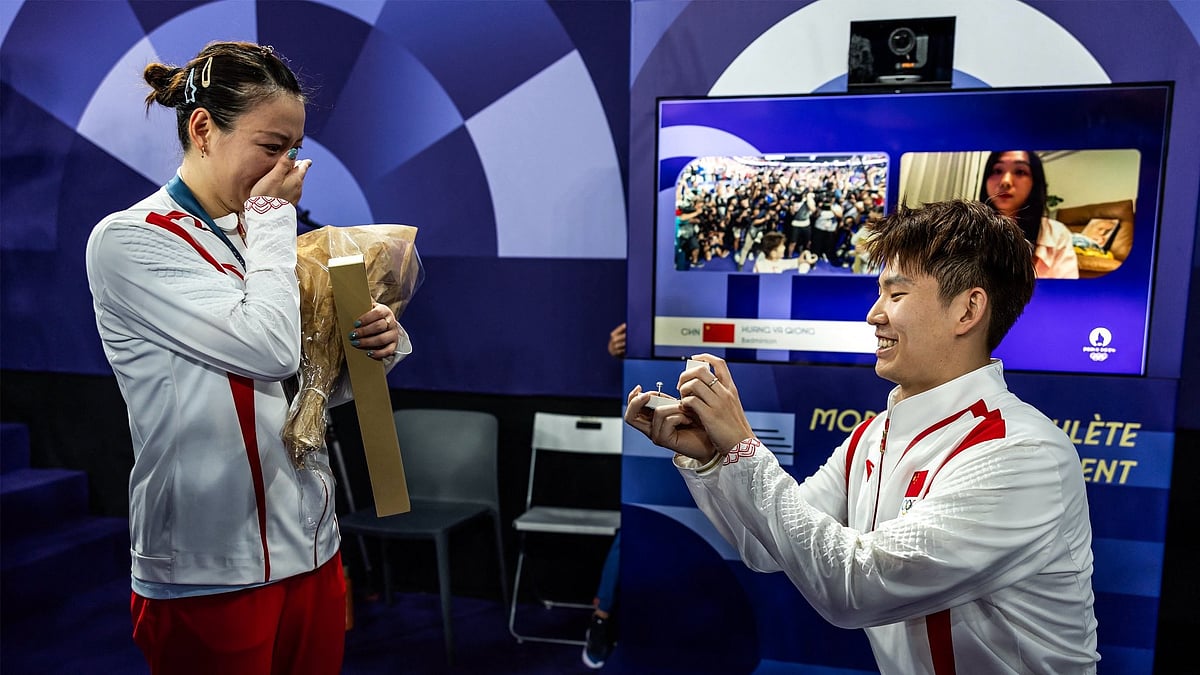 Liu Yu Chen (left) proposes to mixed doubles gold medalist partner Huang Ya Qiang | Credits: Twitter