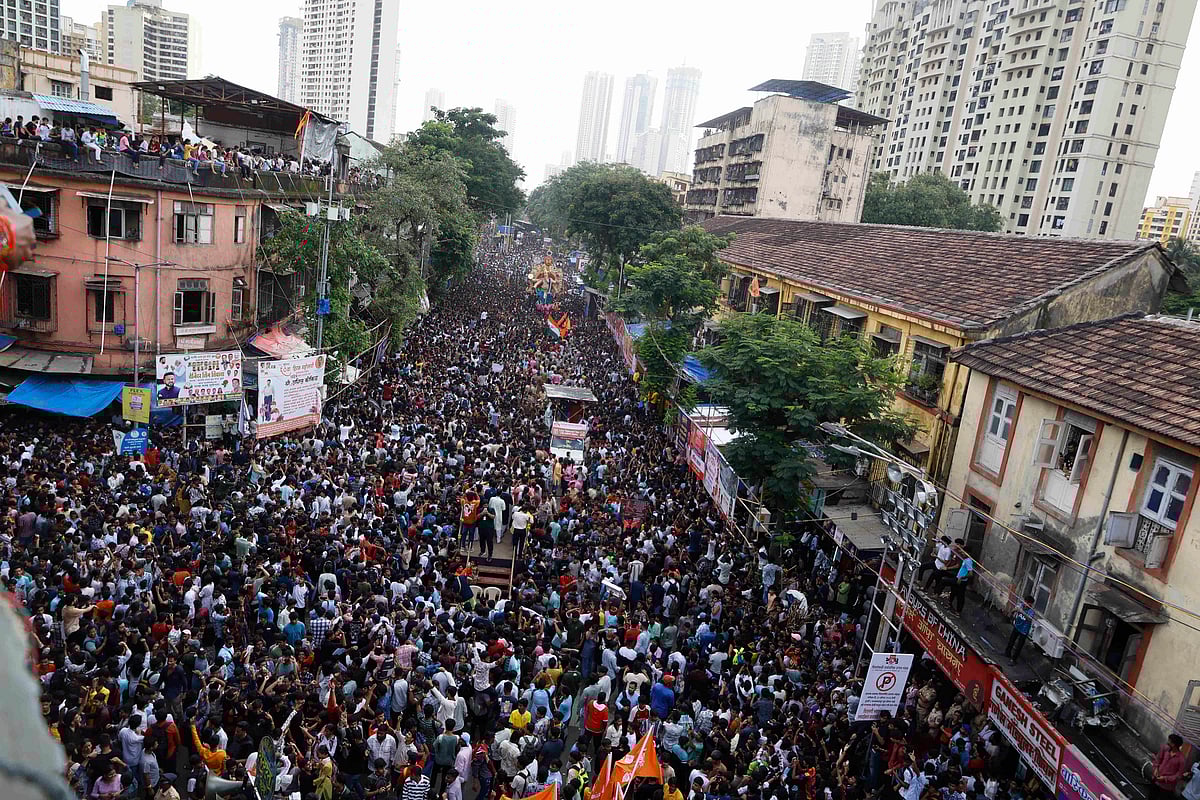 The crowd gathered at  the ‘aagman’ procession for Chintamani cha Raja