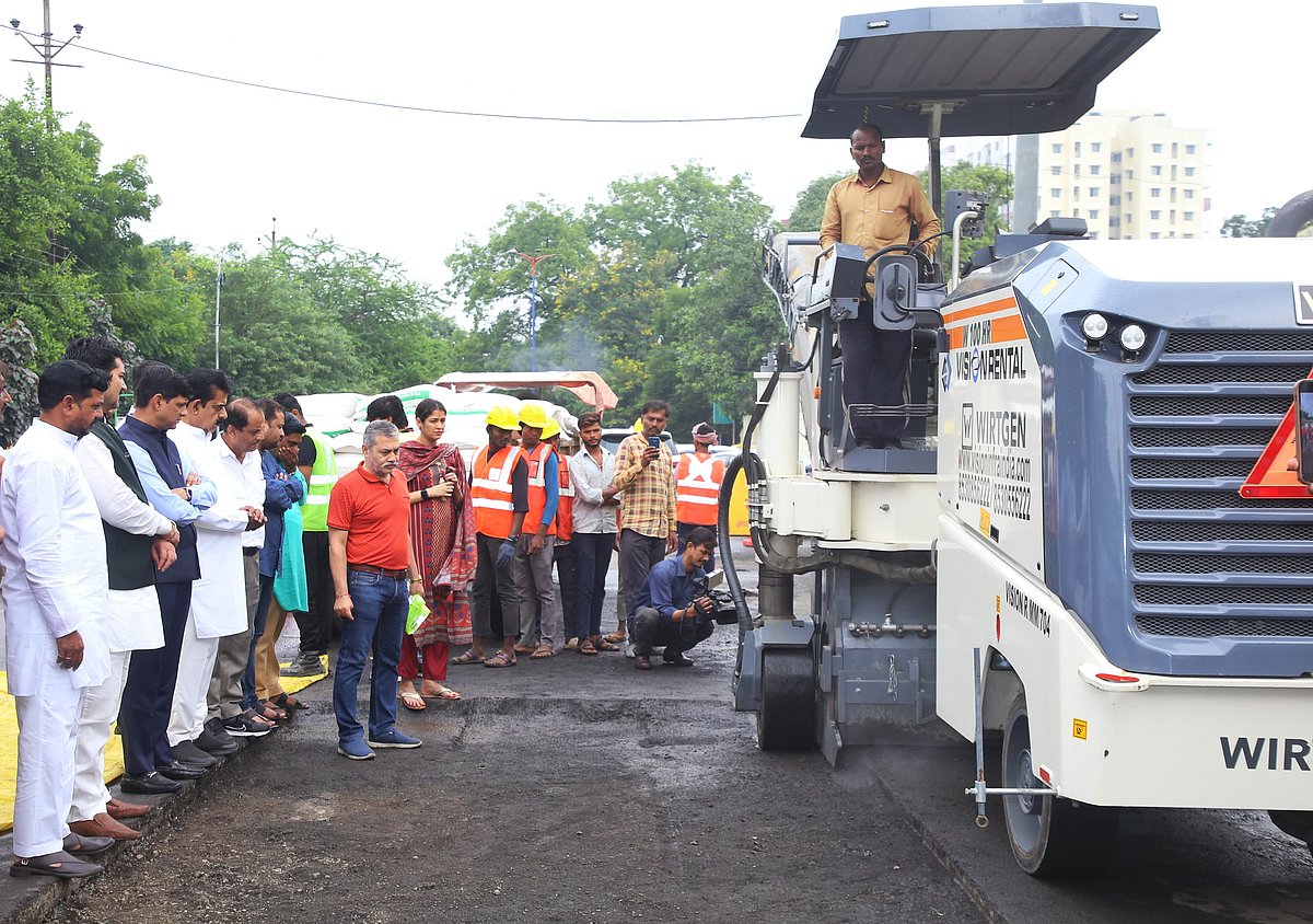  MP Shankar Lalwani and Mayor Pushyamitra Bhargav visit Bhandari Mill Square where road restoration is going with the use of the new technique | 
