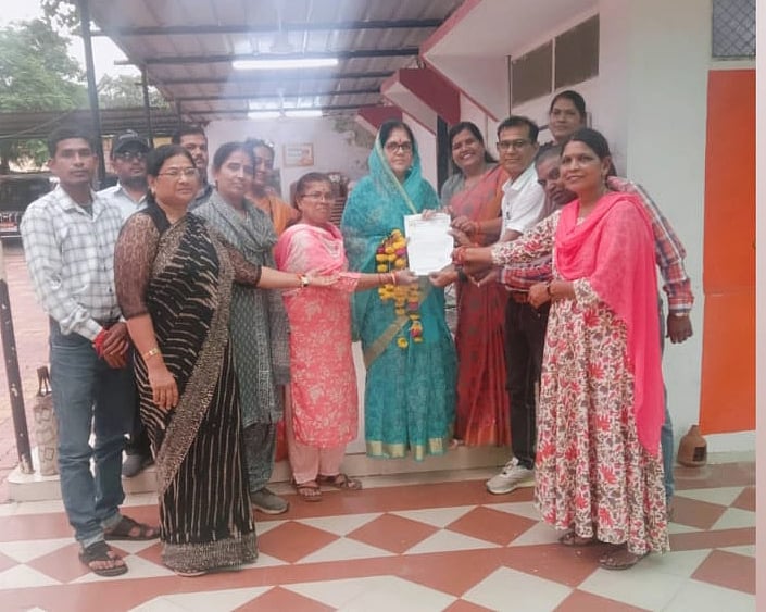 Members of Higher Secondary Teachers Association submitting memorandum | FP Photo