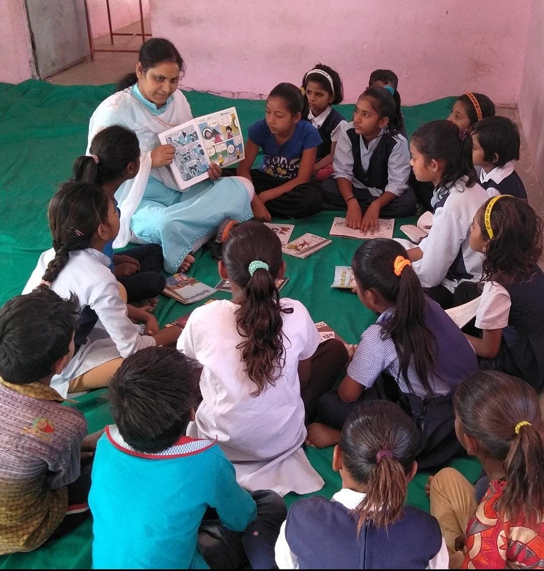 Teacher Anita Solanki with students | FP Photo
