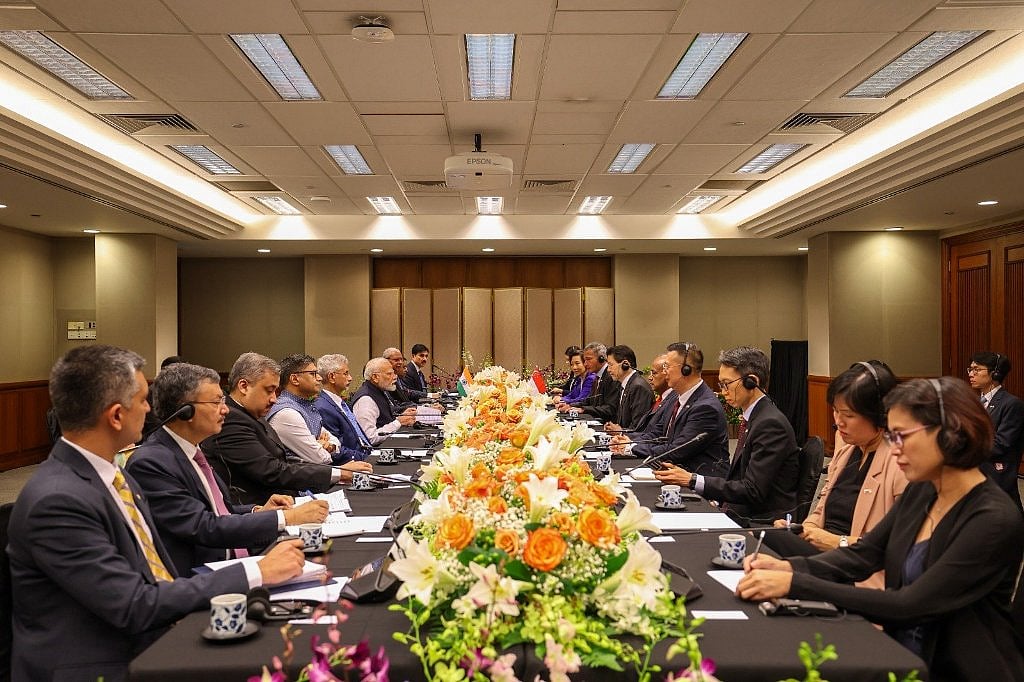 The Indian (left) and Singaporean delegates, led by PM Modi and PM Wong, respectively. Photo courtesy: x.com/PMOIndia