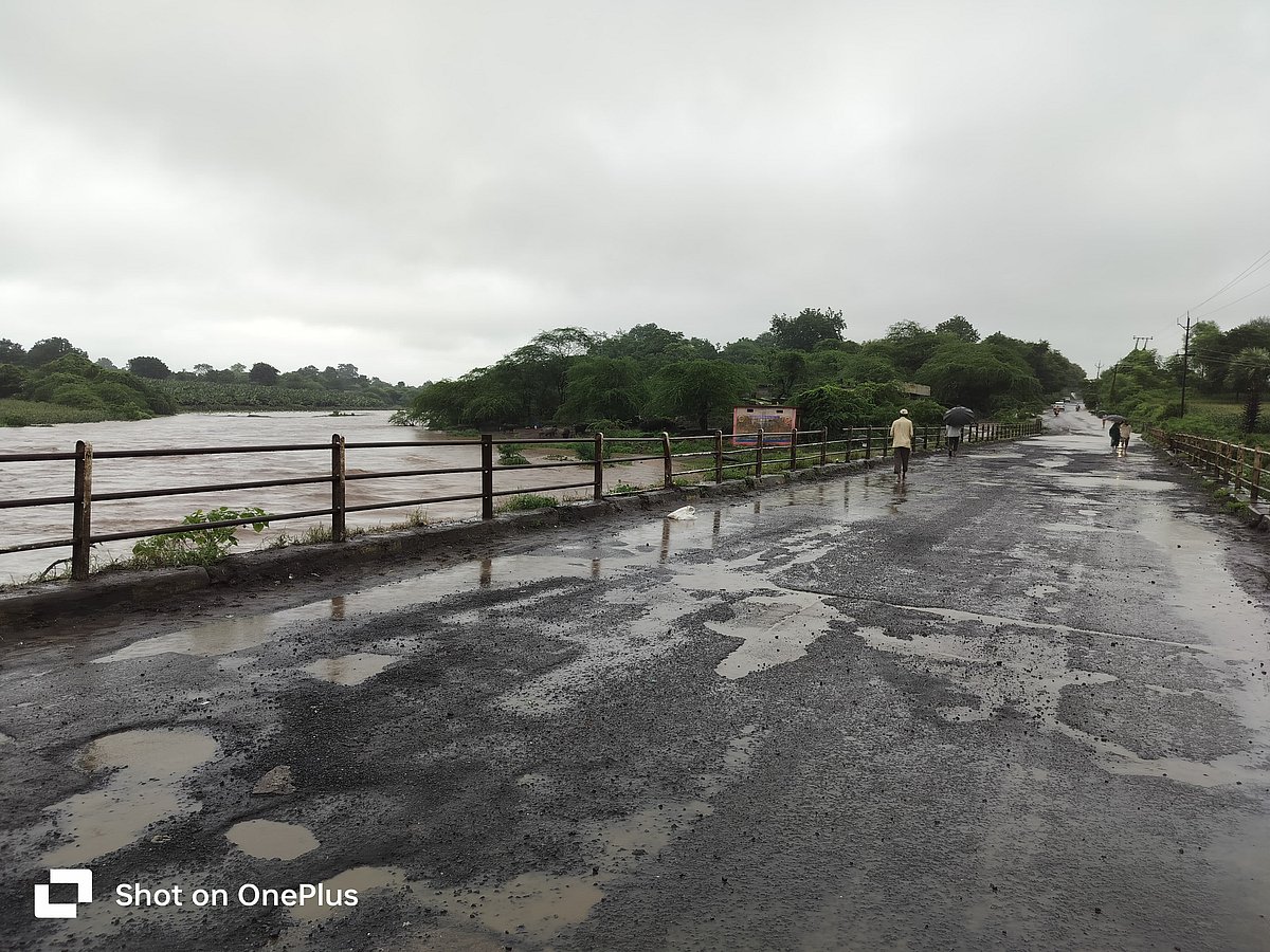 Potholes appeared on 57-km Khetia-Sendhwa State Highway 36 | FP Photo