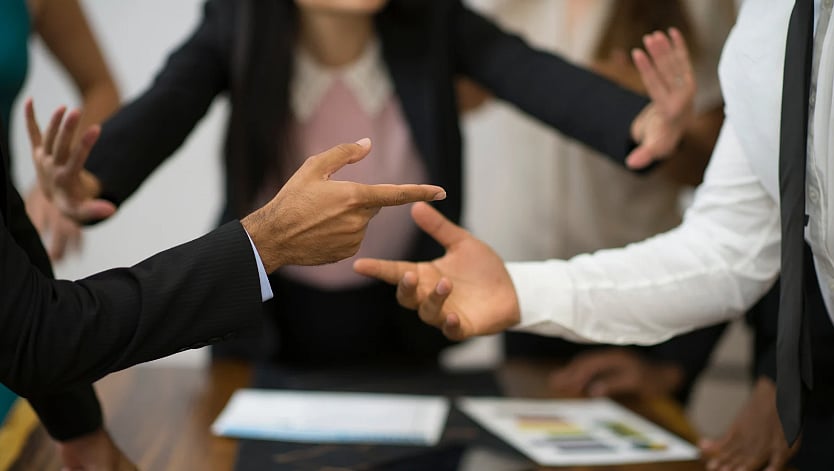 'Speak Hindi & Get Your Service Done Or Else Leave...': Language Debate Between Bank Manager And Customer In Karnataka Goes Viral, Netizen React |