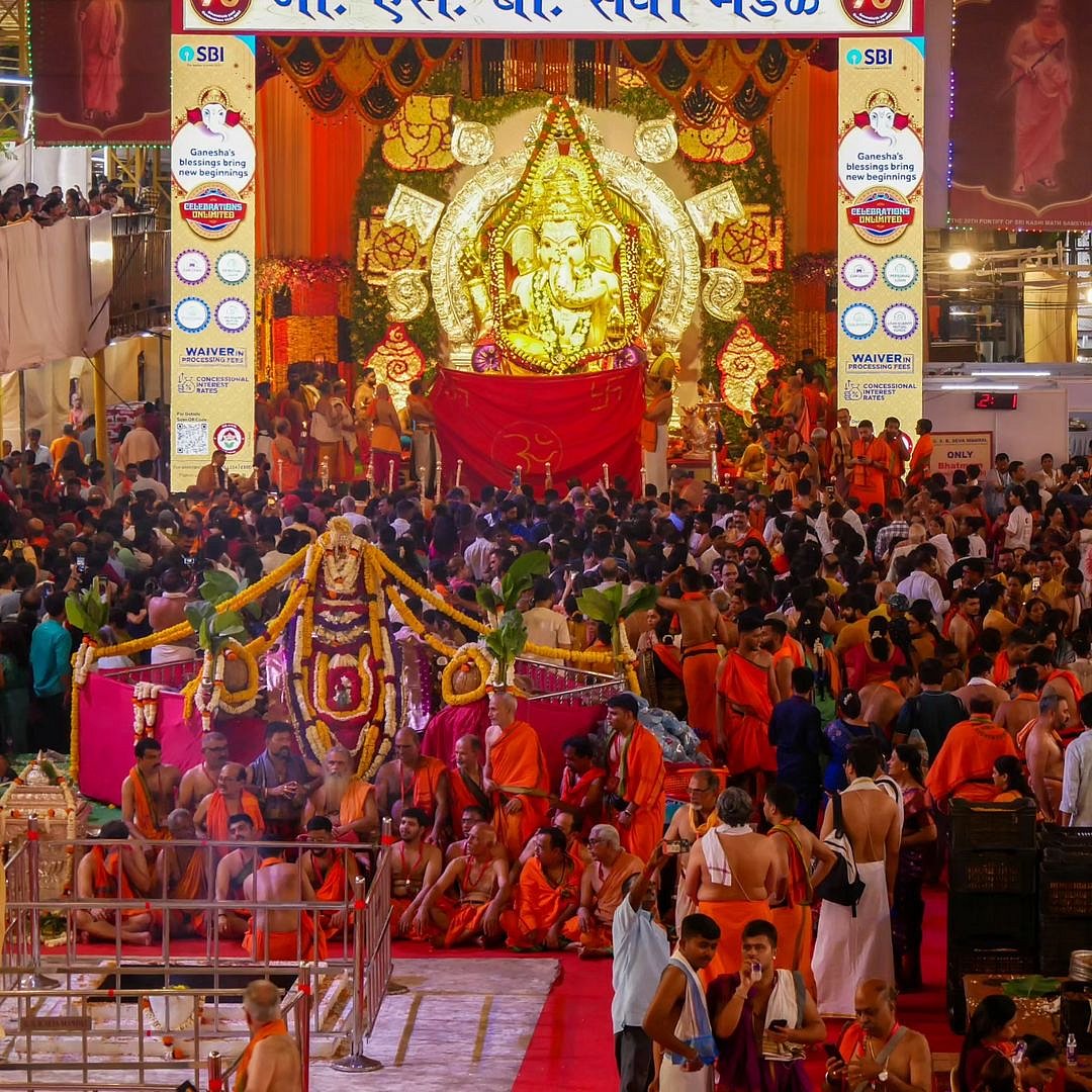 Picture of devotees visiting GSB pandal