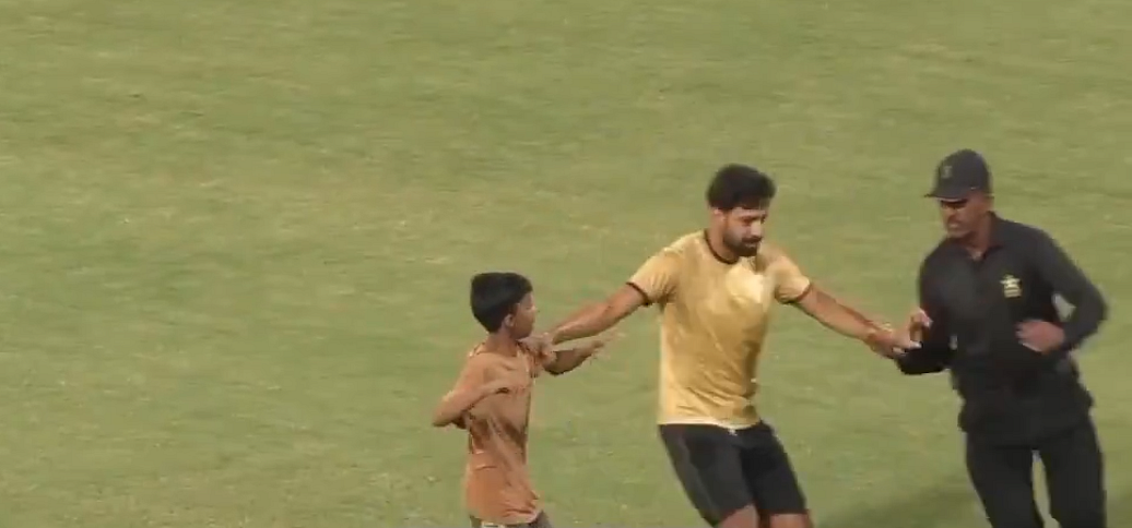 Haris Rauf rescues a fan. | (Credits: Screengrab)