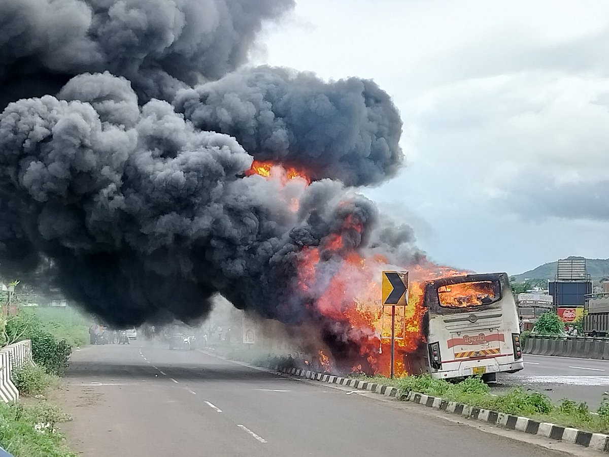 VIDEO: Bus Catches Fire on Highway in Maharashtra; Passengers Escape Unhurt  | 