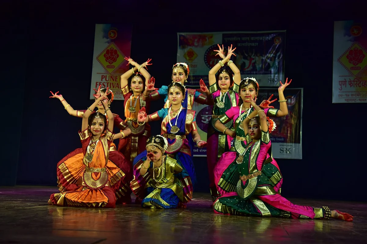 25 Women Painters Create 50-Foot Canvas, Ugvate Taare and Kerala Mahotsav Shine at Pune Festival |