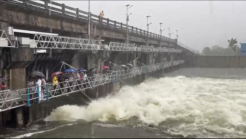 Madhya Pradesh Sways To Rainy Day; All 7 Gates Of Tigra Dam Open In Gwalior; 2 Gates Of Kaliasot Dam Unlocked In Bhopal; Locals Relish Scenic View (WATCH)