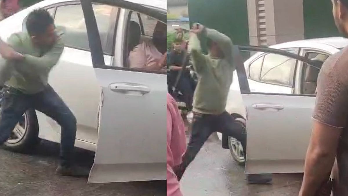 The assaulter who can be swaying bat at the person sitting inside a car | Screengrab from X video/ @ShivSenaUBT_