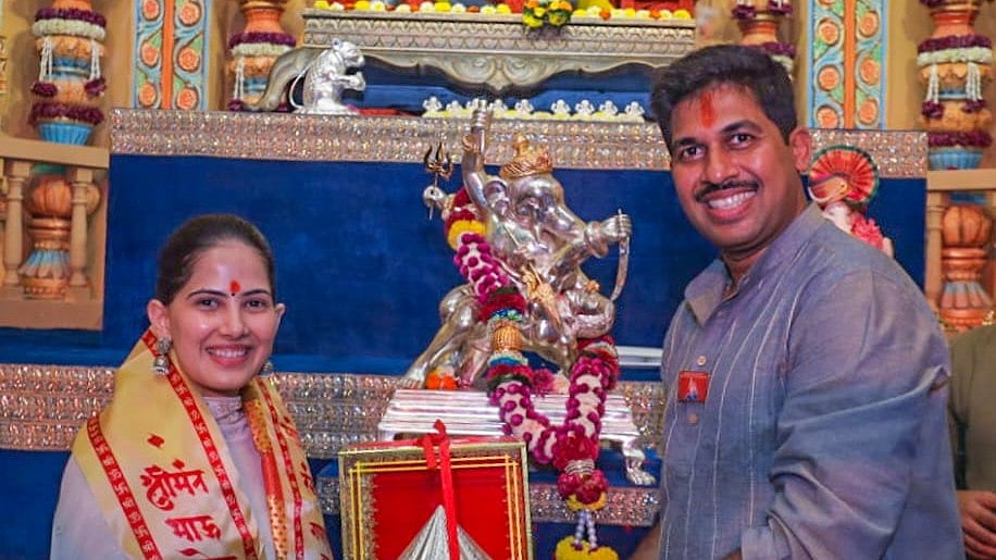 Pune: Jaya Kishori Performs Aarti at Shrimant Bhausaheb Rangari Ganpati Mandal | 