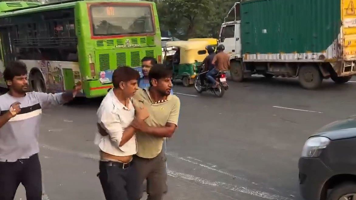 Delhi: DTC Bus Driver Thrashed, Forcibly Taken In Car After Hitting Vehicle Near Safdarjung; Video Goes Viral