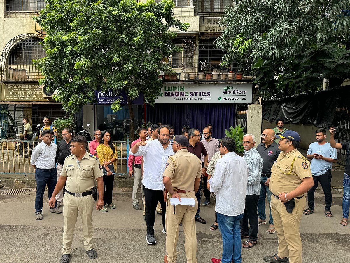 MLA Zeeshan Siddiqui addresses civic and traffic concerns in Santacruz during a joint meeting with residents and officials