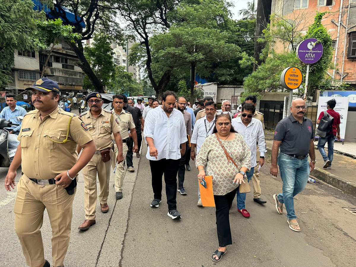 MLA Zeeshan Siddiqui addresses civic and traffic concerns in Santacruz during a joint meeting with residents and officials