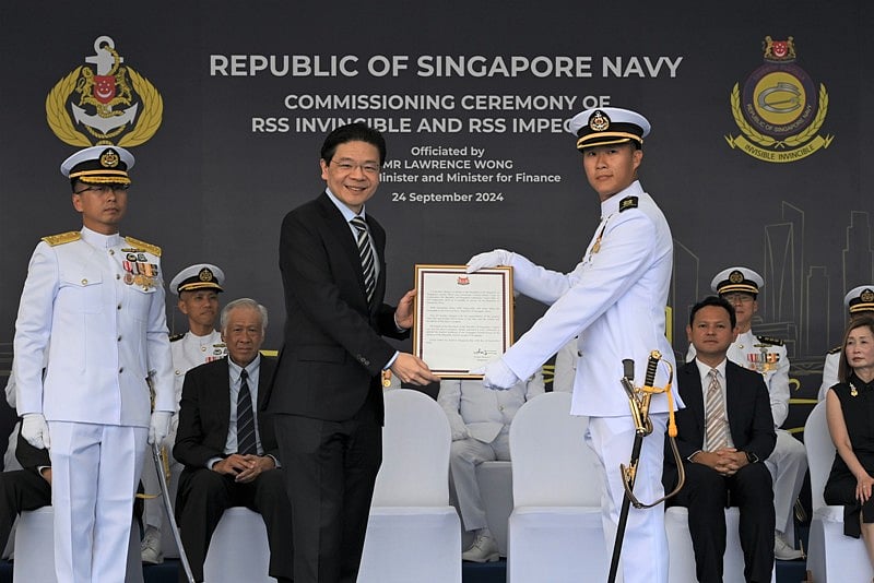 PM Wong presents the Commissioning Warrant to the CO of RSS Impeccable, LTC Chan Wei Sheng, Daniel. Photo courtesy: www.mindef.gov.sg