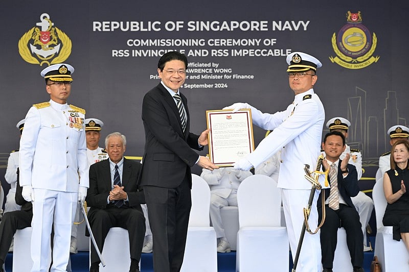 PM Wong presents the Commissioning Warrant to the Commanding Officer (CO) of RSS Invincible, LTC Phang Chun Chieh. Photo courtesy: www.mindef.gov.sg