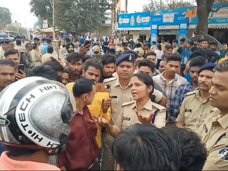 Crowd pelted stones on police