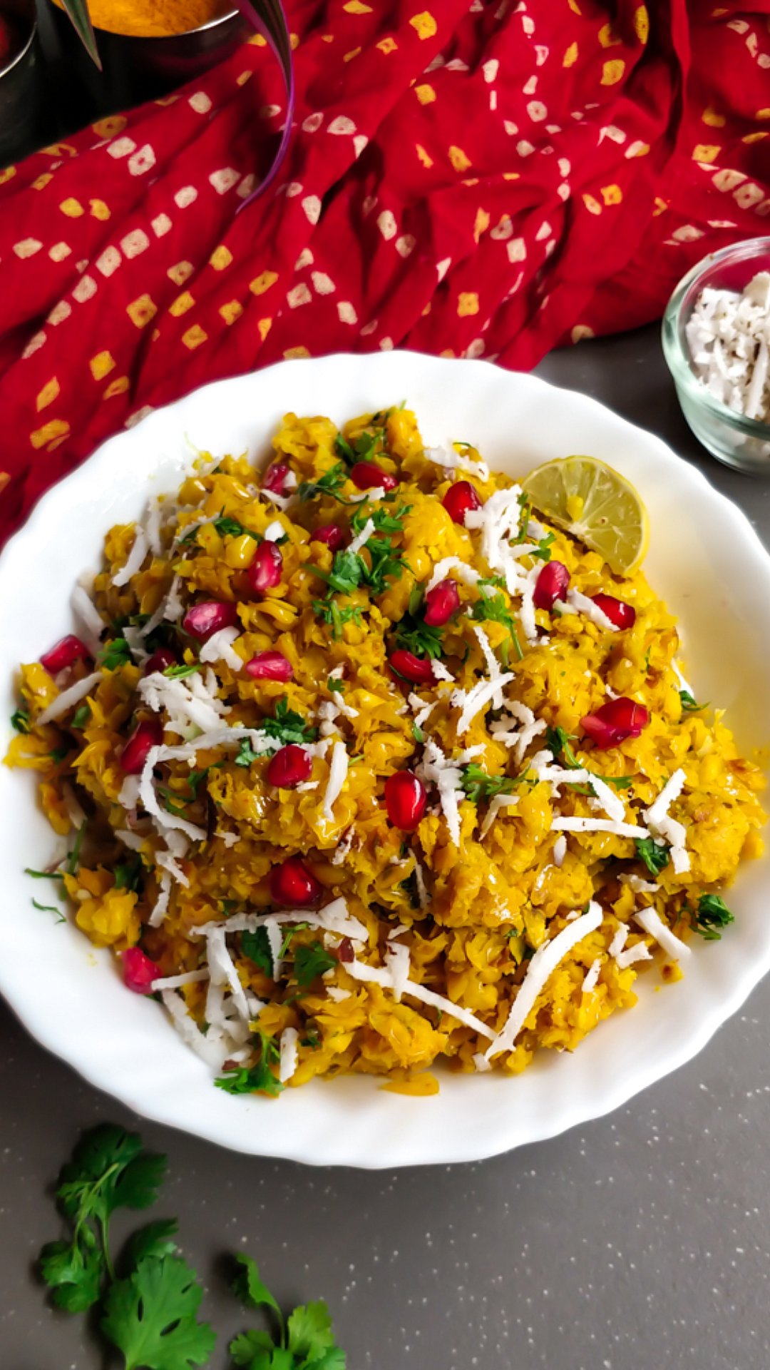 Wrap up the day with a food stroll at Sarafa Bazaar. Try Bhutte Ka Kees, Garadu, Moong Bhajiya, and more local specialties.