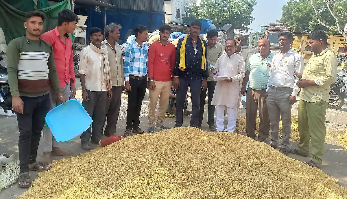 Signature campaign at Malhargarh Krishi Upaj Mandi | FP Photo