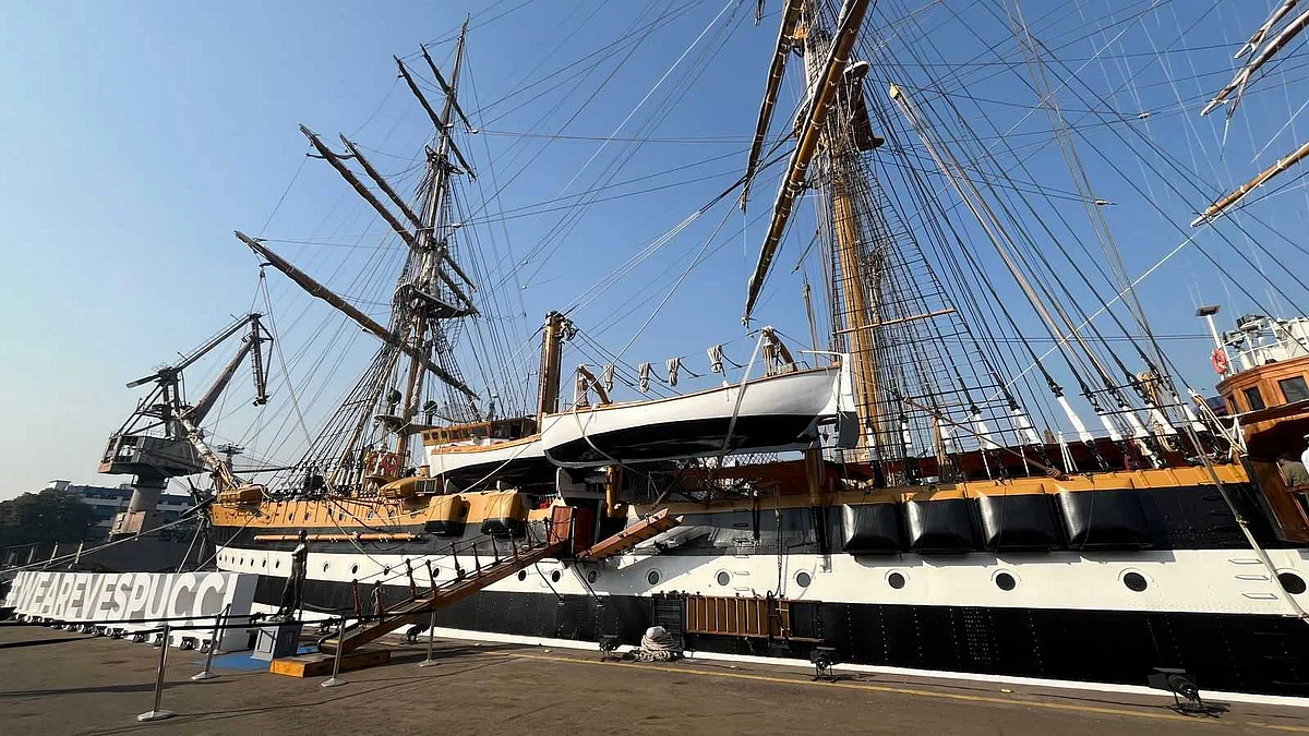 Amerigo Vespucci
Oldest active military ship
100mt wooden warship
54mt tall main mast
24 sails
270 crew
150 cadets for seamanship training