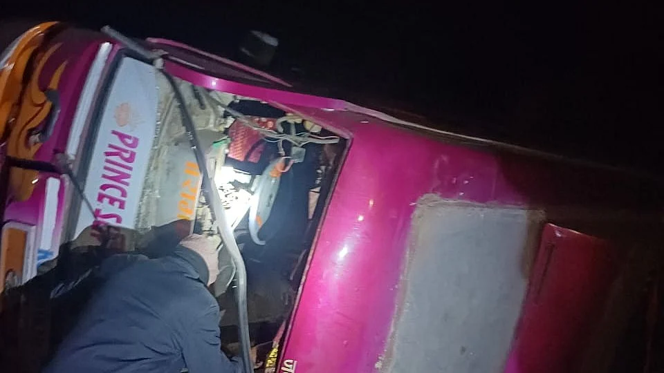 MP Updates: Speeding Bus Overturns, 12 Passengers injured In Badnawar | FP Photo