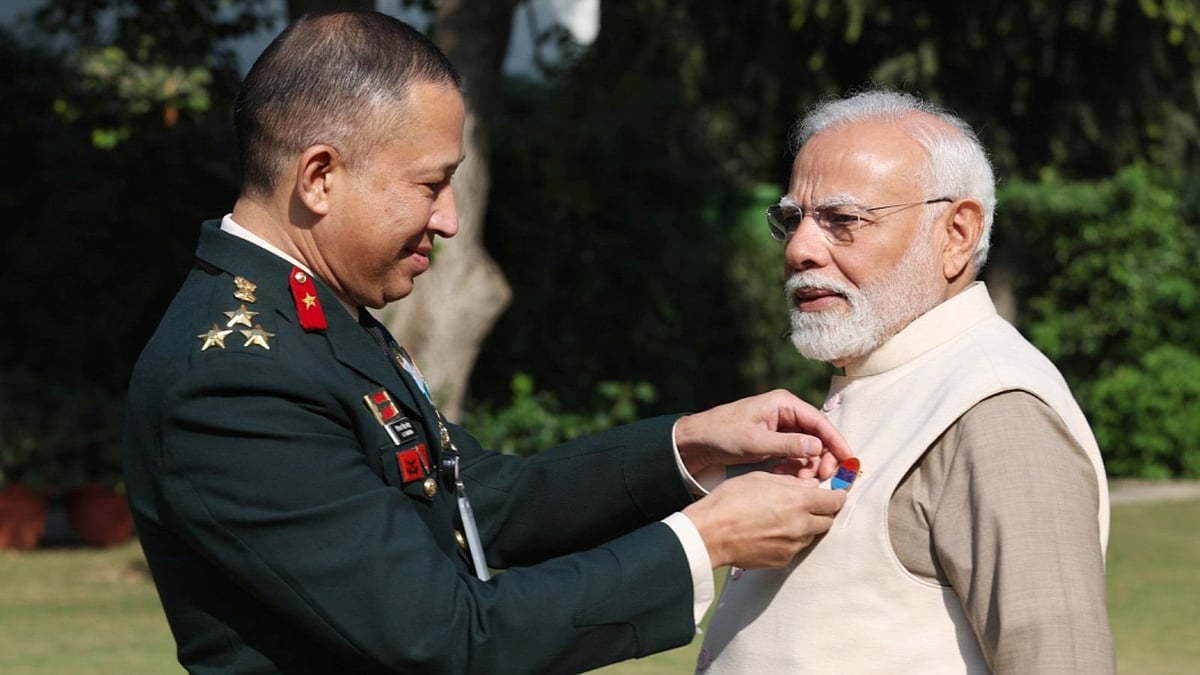PM Modi recieving the Armed Forces Flag Pin. |
