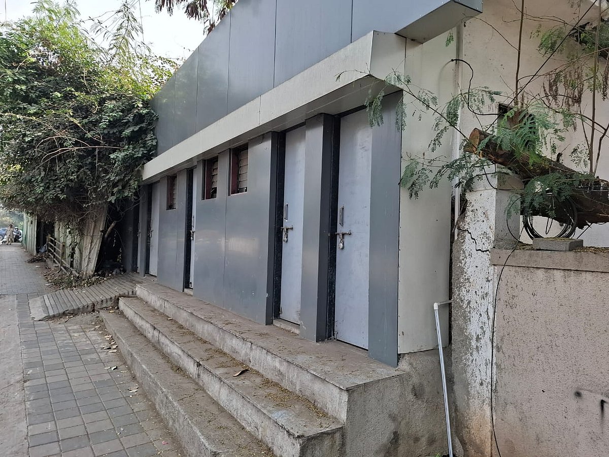 Pune’s Mhatre Bridge Public Toilet Still Locked After 6 Months, Residents Demand Action