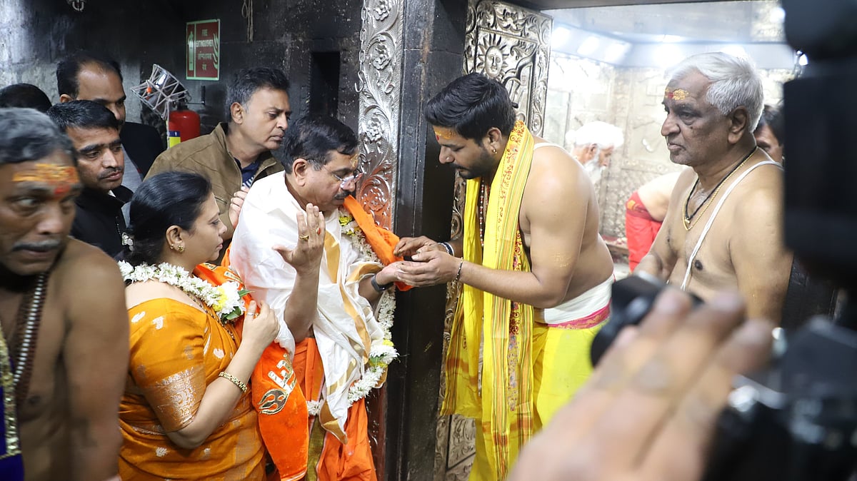 MP: Union Minister Prahlad Joshi Offers Prayers At Ujjain's Mahakaleshwar Temple; Attends Bhasma Aarti (WATCH)
