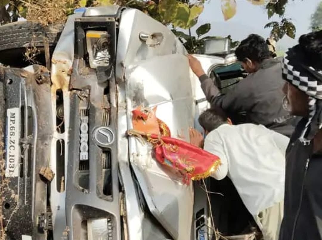 Vehicle carrying children overturns on Haiderpur-Nepanagar
road | FP Photo