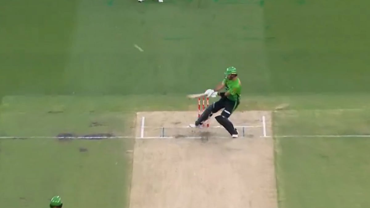 BBL 2024/25: Glenn Maxwell Hits 74m Six To Ben Dwarshuis Using 'Reverse Lap' Shot During Melbourne Stars vs Sydney Sixers Match; Video